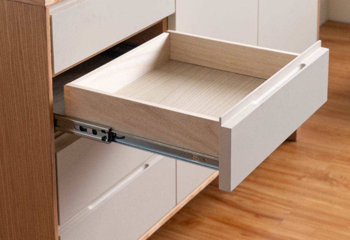 サイドボード 幅120cm 背面化粧 フルスライドレール 天然木 完成品 ( 棚 ラック 引き出し A4対応 収納 可動棚 ニュアンス くすみカラー リビングボード 4段 省スペース ツートンカラー お掃除ロボット対応 )