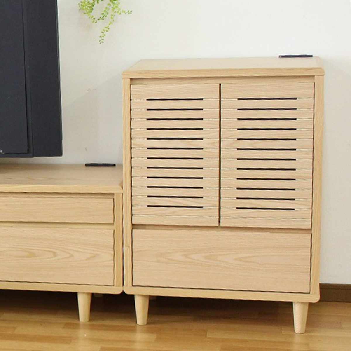 キャビネット 幅60cm 2口コンセント付 背面化粧 リモコンOK 天然木 完成品 ( 棚 ラック 引出し 扉収納 リビングボード 省スペース お掃除ロボット対応 ナチュラル ウォールナット ) 【ウォールナット】 ウォールナット