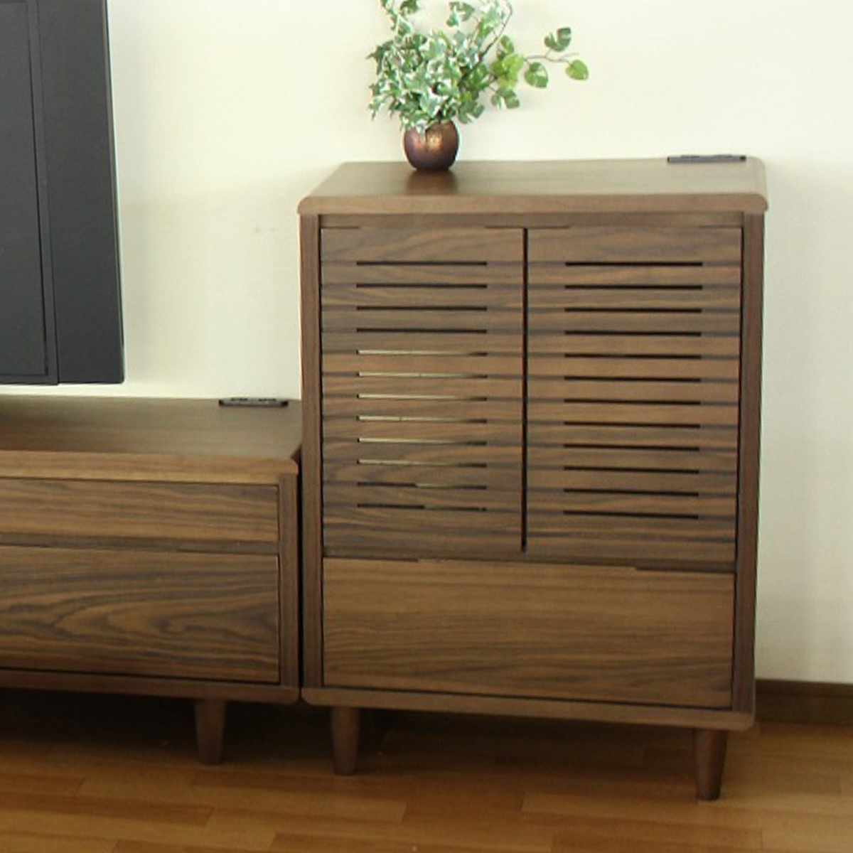 キャビネット 幅60cm 2口コンセント付 背面化粧 リモコンOK 天然木 完成品 ( 棚 ラック 引出し 扉収納 リビングボード 省スペース お掃除ロボット対応 ナチュラル ウォールナット ) 【ウォールナット】 ウォールナット