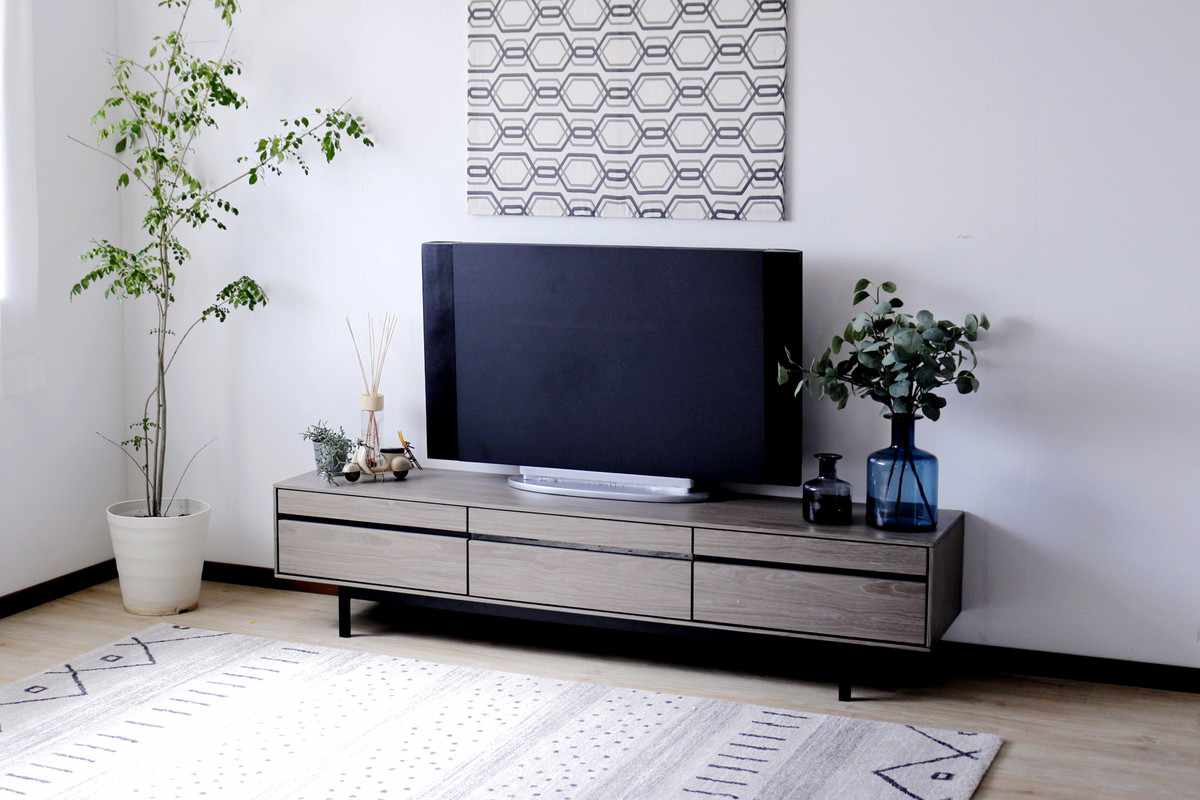 テレビ台 幅150cm 脚付き リモコンOK 天然木 完成品 ( ローボード 引出し ラック 棚 収納 フラップ扉 リビングボード 省スペース お掃除ロボット対応 グレー ウォールナット ) 【ウォールナット】 ウォールナット