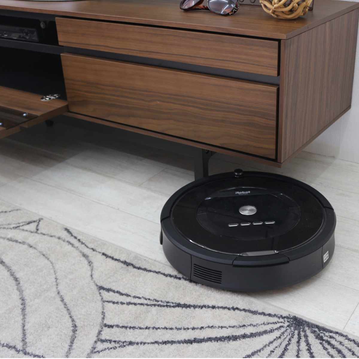 テレビ台 幅180cm 脚付き リモコンOK 天然木 完成品 ( ローボード 引出し ラック 棚 収納 フラップ扉 リビングボード 省スペース お掃除ロボット対応 グレー ウォールナット ) 【ウォールナット】 ウォールナット