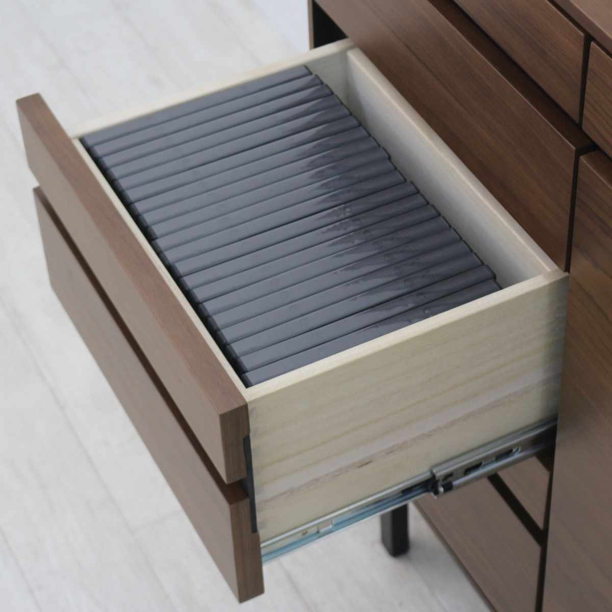 サイドボード 幅80cm 背面化粧 天然木 完成品 ( 棚 ラック 引き出し A4対応 収納 可動棚 テレビ台 リビングボード 3段 省スペース お掃除ロボット対応 グレー ウォールナット ) 【ウォールナット】 ウォールナット