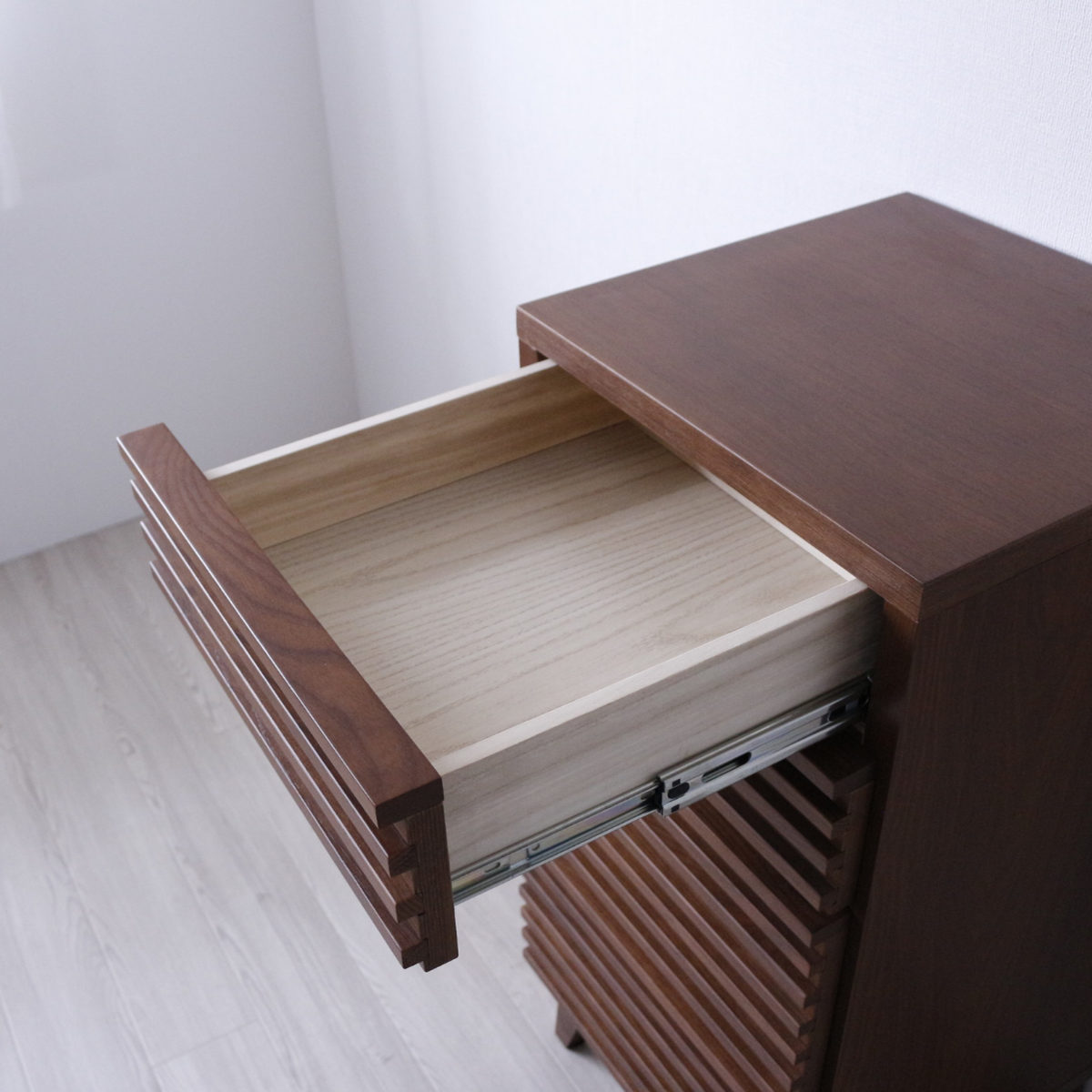 チェスト 幅41cm 4段 ルーバーデザイン 天然木 完成品 ( 棚 ラック 引出し フルスライドレール 木製 お掃除ロボット対応 リビングボード キッチン 食器棚 4杯 ブラウン ナチュラル ) 【ブラウン】 ブラウン