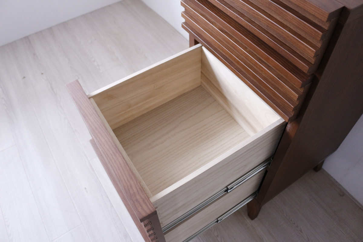 チェスト 幅41cm 4段 ルーバーデザイン 天然木 完成品 ( 棚 ラック 引出し フルスライドレール 木製 お掃除ロボット対応 リビングボード キッチン 食器棚 4杯 ブラウン ナチュラル ) 【ブラウン】 ブラウン