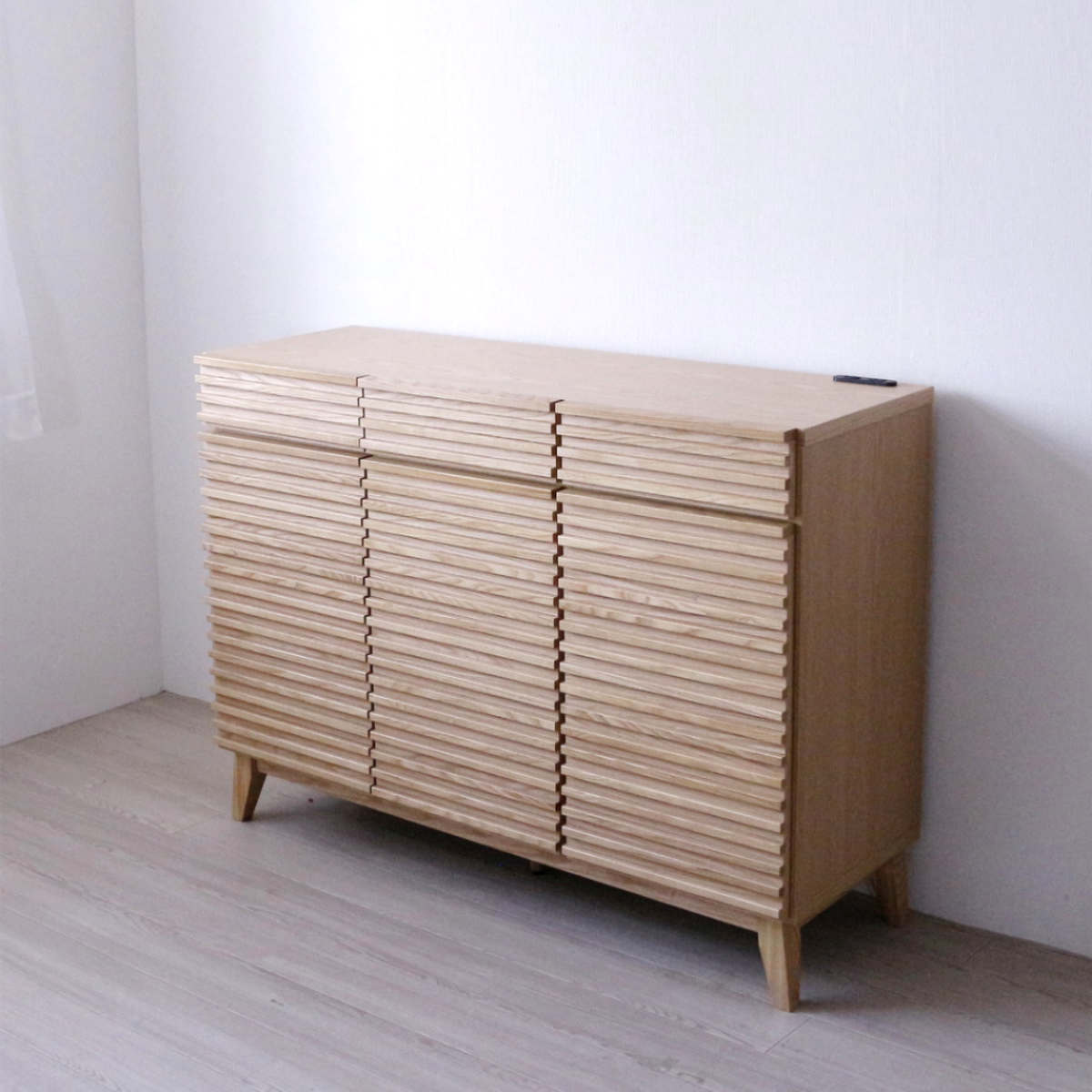 キッチンカウンター 幅120cm 2口コンセント付 ルーバーデザイン 天然木 完成品 ( カウンター キッチン 収納 フルスライドレール 木製 お掃除ロボット対応 リビングボード 引き出し コンセント付 ブラウン ナチュラル 可動棚 ) 【ブラウン】 ブラウン