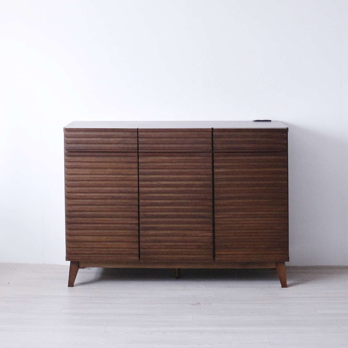 キッチンカウンター 幅120cm 2口コンセント付 ルーバーデザイン 天然木 完成品 ( カウンター キッチン 収納 フルスライドレール 木製 お掃除ロボット対応 リビングボード 引き出し コンセント付 ブラウン ナチュラル 可動棚 ) 【ブラウン】 ブラウン