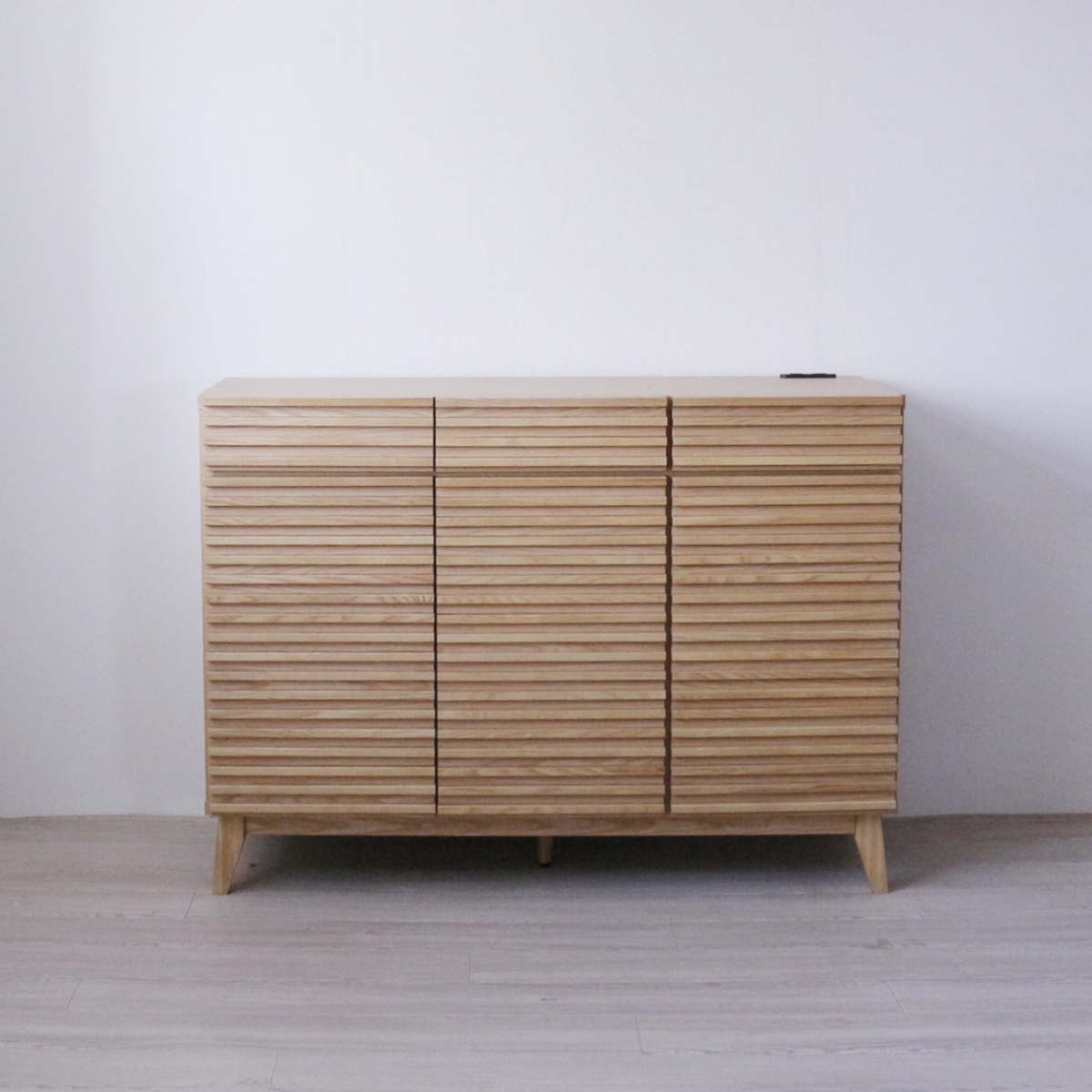 キッチンカウンター 幅120cm 2口コンセント付 ルーバーデザイン 天然木 完成品 ( カウンター キッチン 収納 フルスライドレール 木製 お掃除ロボット対応 リビングボード 引き出し コンセント付 ブラウン ナチュラル 可動棚 ) 【ブラウン】 ブラウン