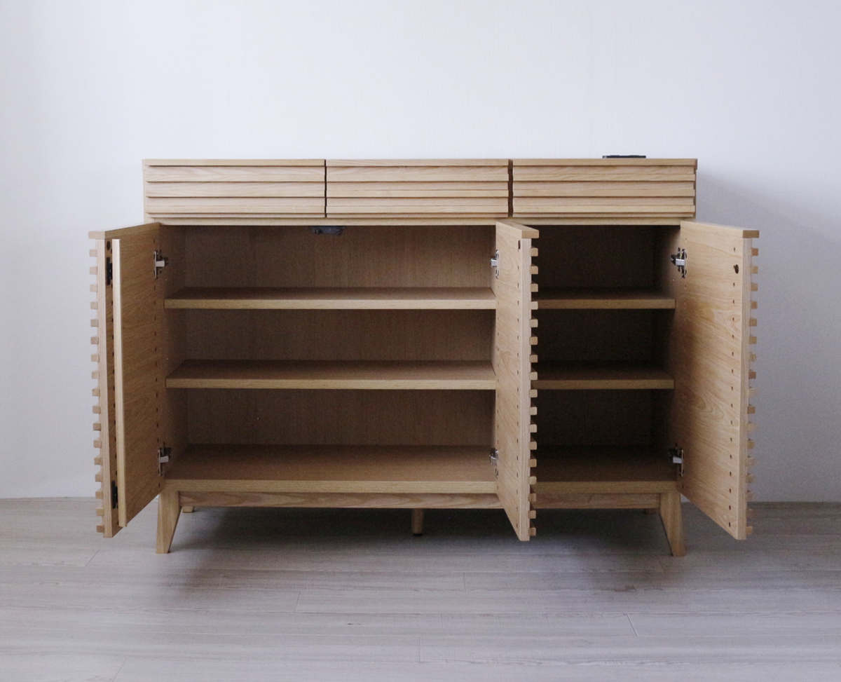 キッチンカウンター 幅120cm 2口コンセント付 ルーバーデザイン 天然木 完成品 ( カウンター キッチン 収納 フルスライドレール 木製 お掃除ロボット対応 リビングボード 引き出し コンセント付 ブラウン ナチュラル 可動棚 ) 【ブラウン】 ブラウン