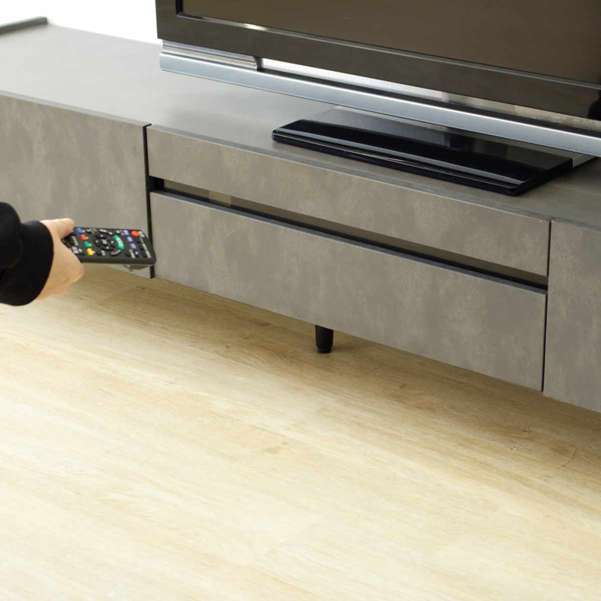 テレビ台 幅200cm オールメラミン 脚付き リモコンOK 完成品 ( ローボード 引出し ラック 棚 収納 フラップ扉 メラミン リビングボード 省スペース お掃除ロボット対応 ブラック ホワイト 石目調 ) 【ブラック】 ブラック