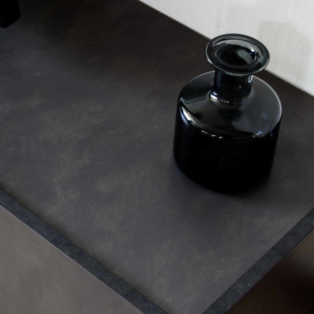 テレビ台 幅200cm オールメラミン 脚付き リモコンOK 完成品 ( ローボード 引出し ラック 棚 収納 フラップ扉 メラミン リビングボード 省スペース お掃除ロボット対応 ブラック ホワイト 石目調 ) 【ブラック】 ブラック