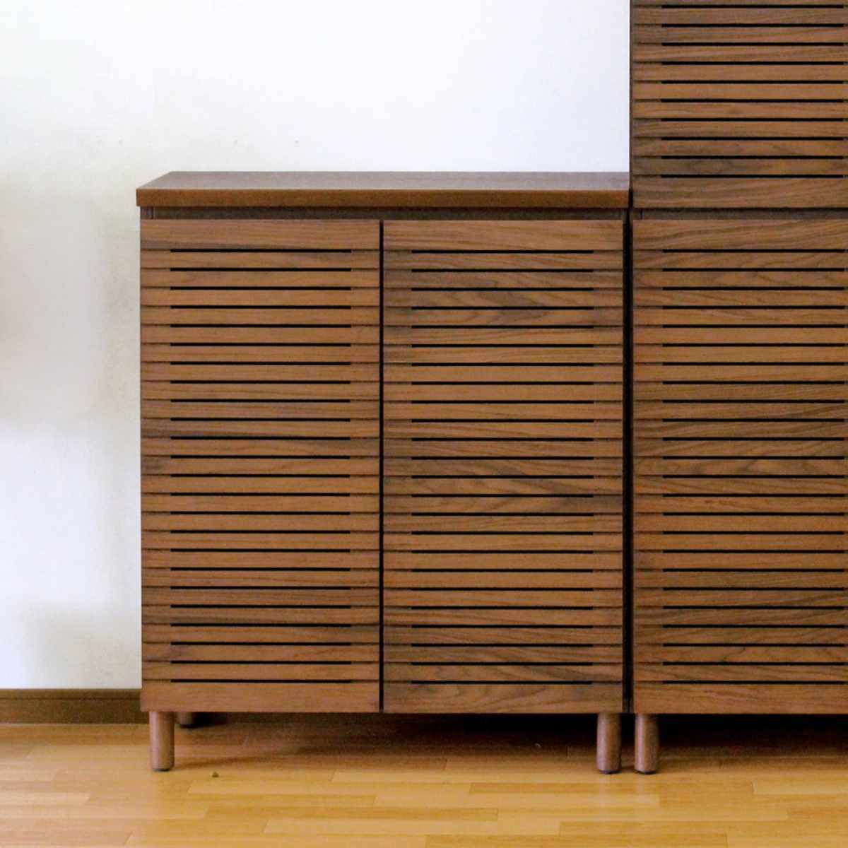 シューズキャビネット ロータイプ 幅80cm 約15足収納 天然木 完成品 ( 靴箱 シューズボックス コンパクト 下駄箱 玄関収納 ルーバー扉 玄関 靴 収納 通気性 シューズ ラック 木目調 おしゃれ 一人暮らし シューズクローク 木製 ) 【ナチュラル】 ナチュラル