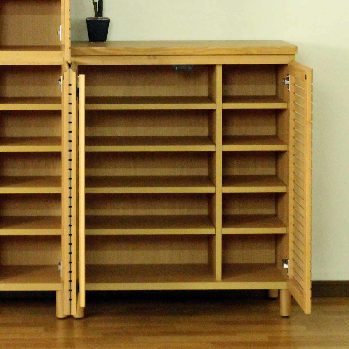 シューズキャビネット ロータイプ 幅80cm 約15足収納 天然木 完成品 ( 靴箱 シューズボックス コンパクト 下駄箱 玄関収納 ルーバー扉 玄関 靴 収納 通気性 シューズ ラック 木目調 おしゃれ 一人暮らし シューズクローク 木製 ) 【ナチュラル】 ナチュラル