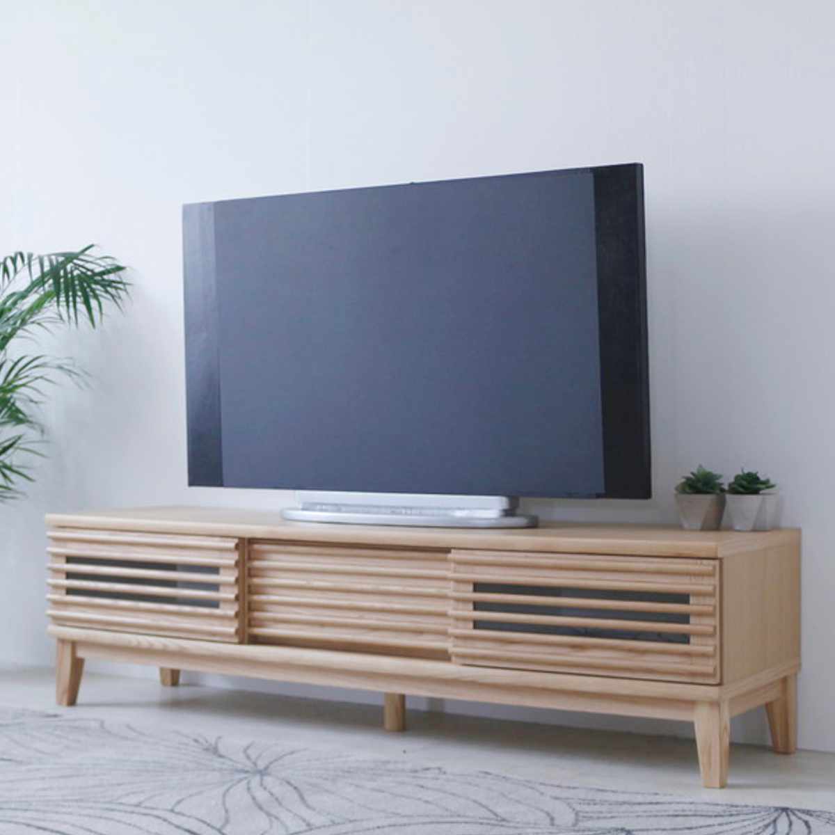 テレビ台 幅150cm 脚付き 背面化粧 リモコンOK 完成品 ( ローボード TV台 収納 引き戸 引き出し お掃除ロボット対応 リビングボード フルスライドレール シンプル ルーバー スリットデザイン )