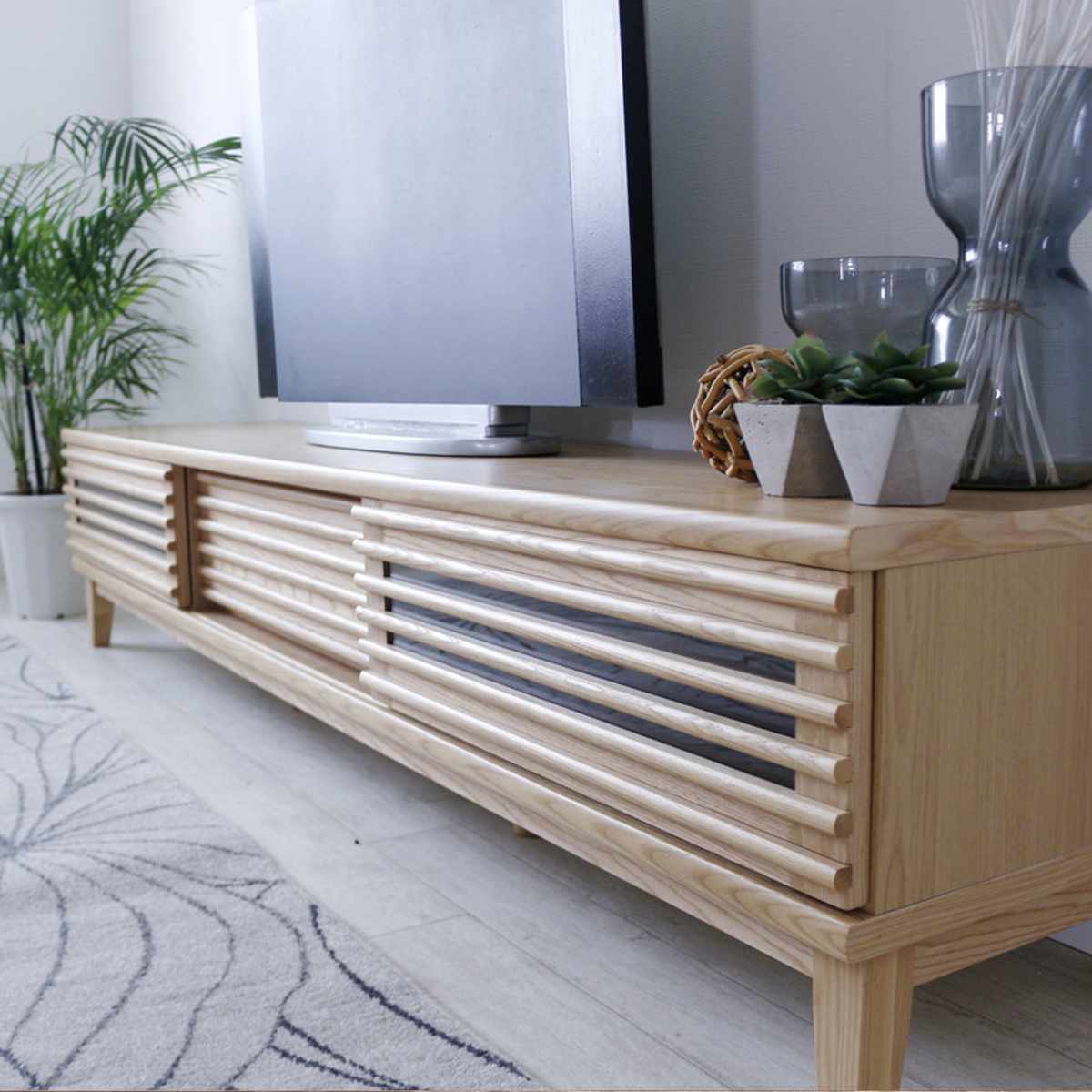 テレビ台 幅150cm 脚付き 背面化粧 リモコンOK 完成品 ( ローボード TV台 収納 引き戸 引き出し お掃除ロボット対応 リビングボード フルスライドレール シンプル ルーバー スリットデザイン )