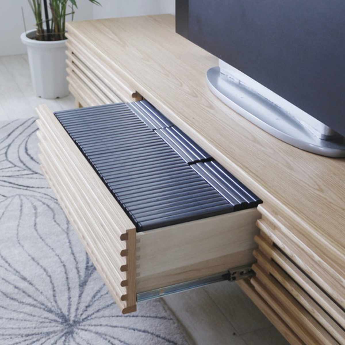 テレビ台 幅150cm 脚付き 背面化粧 リモコンOK 完成品 ( ローボード TV台 収納 引き戸 引き出し お掃除ロボット対応 リビングボード フルスライドレール シンプル ルーバー スリットデザイン )
