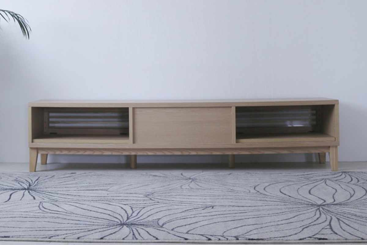 テレビ台 幅180cm 脚付き 背面化粧 リモコンOK 完成品 ( ローボード TV台 収納 引き戸 引き出し お掃除ロボット対応 リビングボード フルスライドレール シンプル ルーバー スリットデザイン )