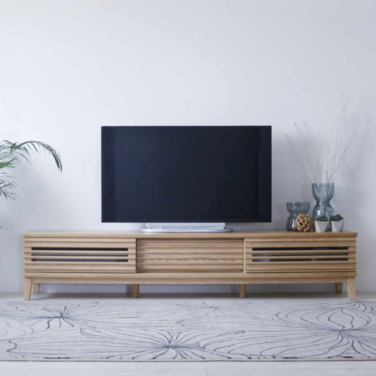 テレビ台 幅180cm 脚付き 背面化粧 リモコンOK 完成品 ( ローボード TV台 収納 引き戸 引き出し お掃除ロボット対応 リビングボード フルスライドレール シンプル ルーバー スリットデザイン )