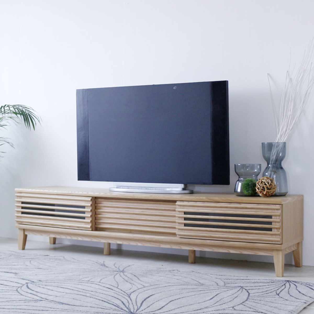 テレビ台 幅180cm 脚付き 背面化粧 リモコンOK 完成品 ( ローボード TV台 収納 引き戸 引き出し お掃除ロボット対応 リビングボード フルスライドレール シンプル ルーバー スリットデザイン )