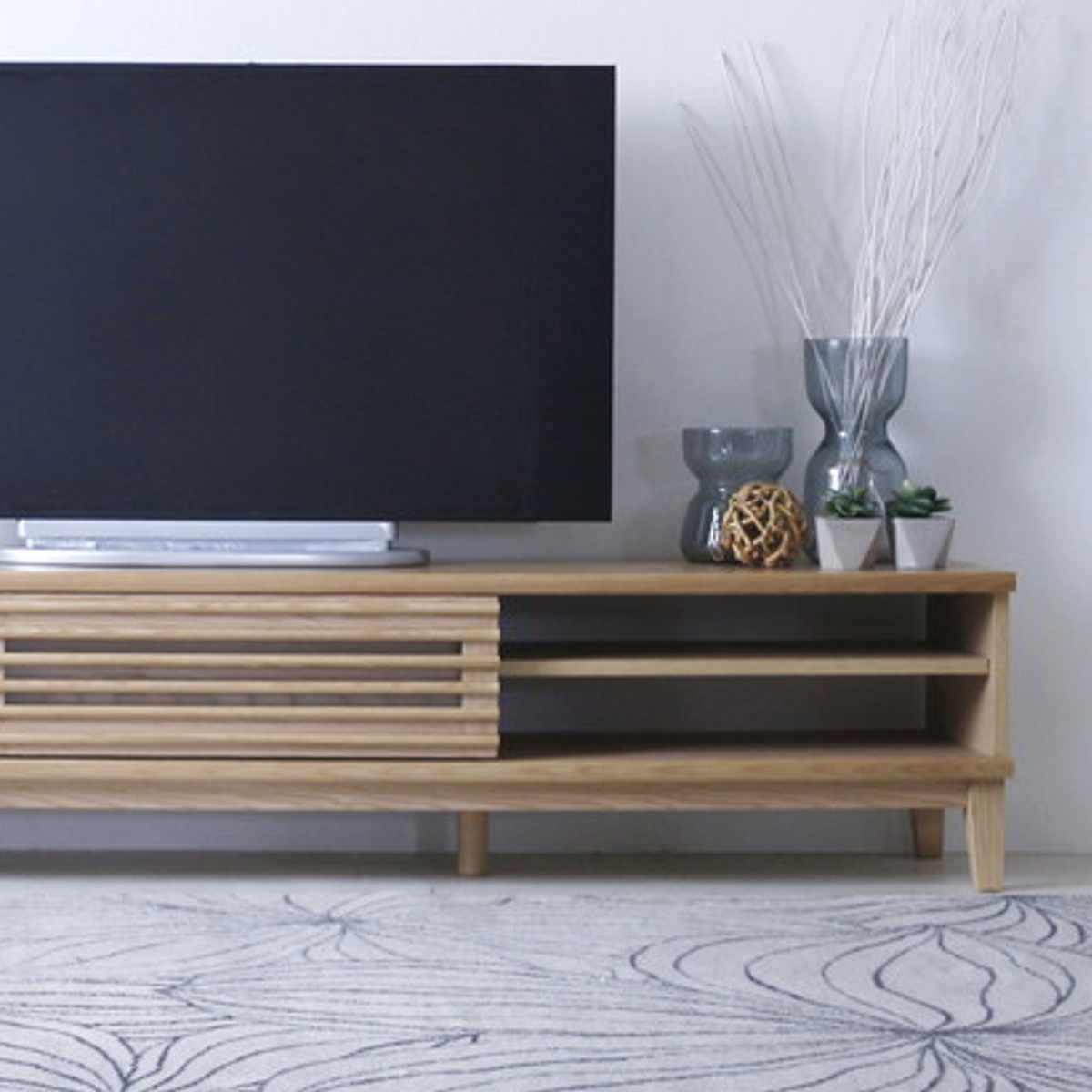 テレビ台 幅180cm 脚付き 背面化粧 リモコンOK 完成品 ( ローボード TV台 収納 引き戸 引き出し お掃除ロボット対応 リビングボード フルスライドレール シンプル ルーバー スリットデザイン )