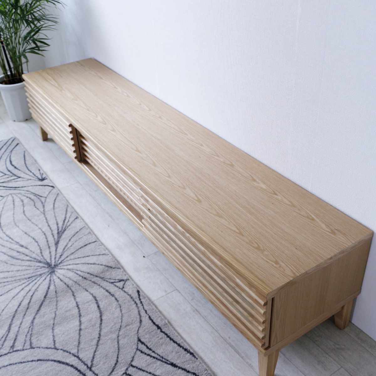 テレビ台 幅180cm 脚付き 背面化粧 リモコンOK 完成品 ( ローボード TV台 収納 引き戸 引き出し お掃除ロボット対応 リビングボード フルスライドレール シンプル ルーバー スリットデザイン )