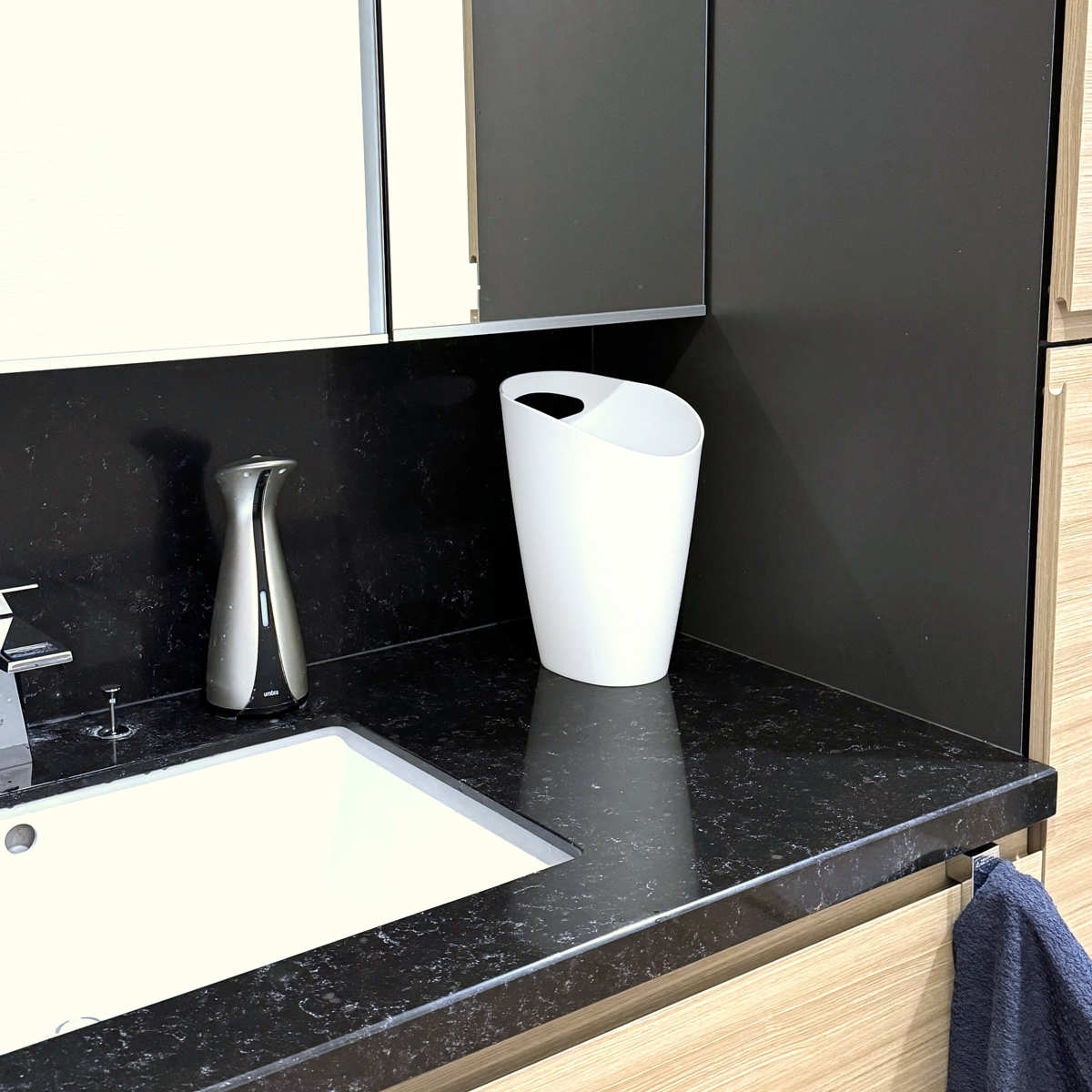 ゴミ箱 3.5L トラッシュポット ( ごみ箱 3.5リットル 蓋なし くず入れ シンプル 洗面所 デスク下 小さい コンパクト 持ち手付き プラスチック製 ホワイト ダークブラウン ) 【ダークグレー】 ダークグレー