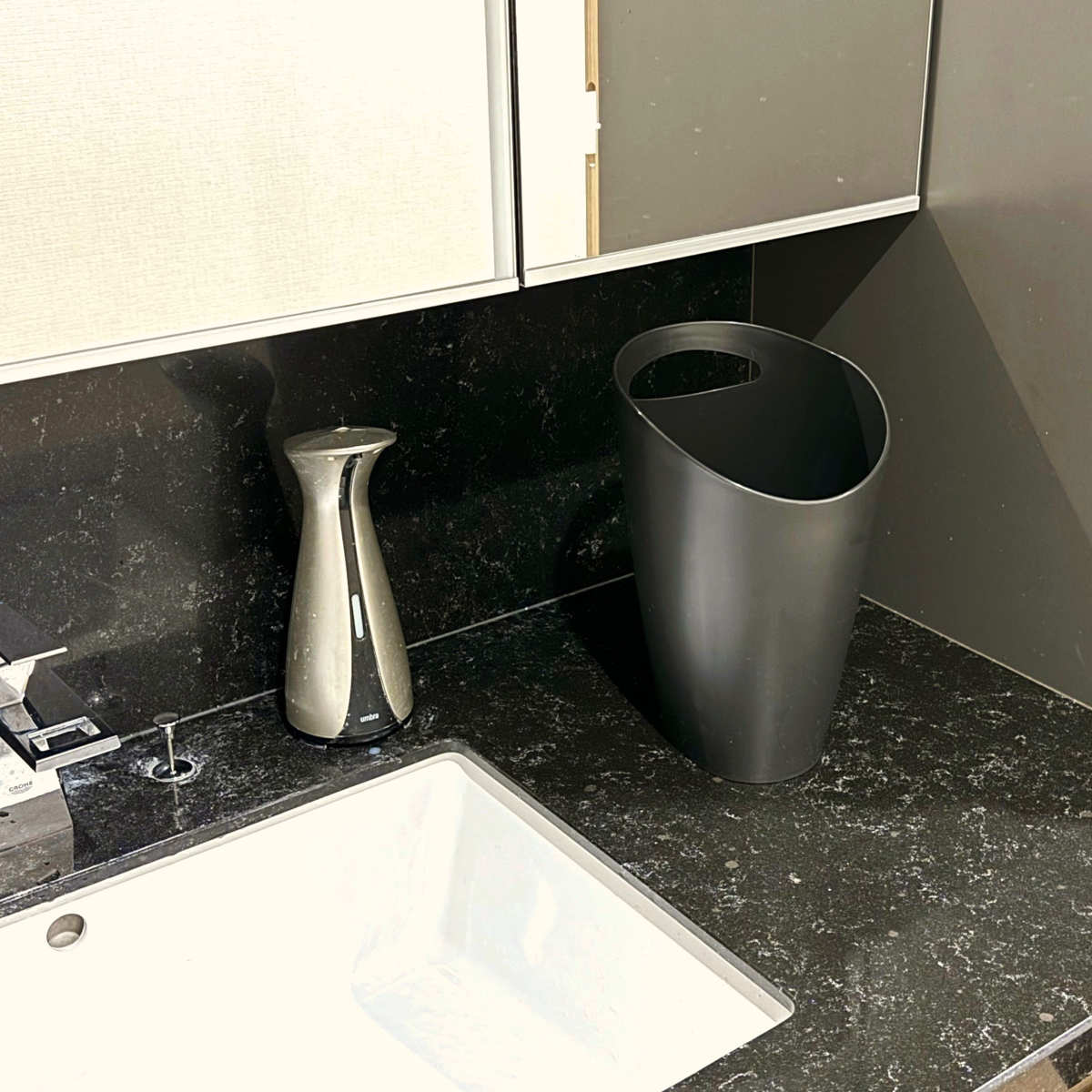 ゴミ箱 3.5L トラッシュポット ( ごみ箱 3.5リットル 蓋なし くず入れ シンプル 洗面所 デスク下 小さい コンパクト 持ち手付き プラスチック製 ホワイト ダークブラウン ) 【ダークグレー】 ダークグレー