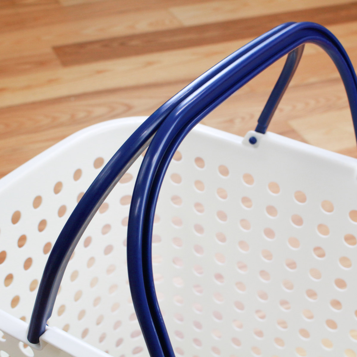 ランドリーバスケット 浅型 ドットバスケット 洗濯かご バスケット ( ランドリーボックス 脱衣かご ドット 日本製 コンパクト ハンドル付き 持ち手 取っ手 プラスチック 通気性 おもちゃ 物入れ 片付け 買い物かご ) 【レッド】 レッド