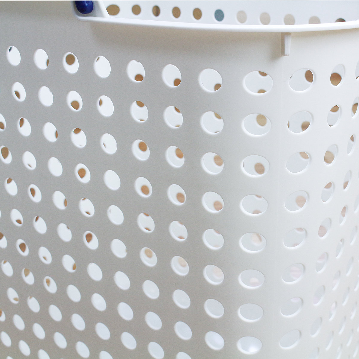 ランドリーバスケット 浅型 ドットバスケット 洗濯かご バスケット ( ランドリーボックス 脱衣かご ドット 日本製 コンパクト ハンドル付き 持ち手 取っ手 プラスチック 通気性 おもちゃ 物入れ 片付け 買い物かご ) 【レッド】 レッド