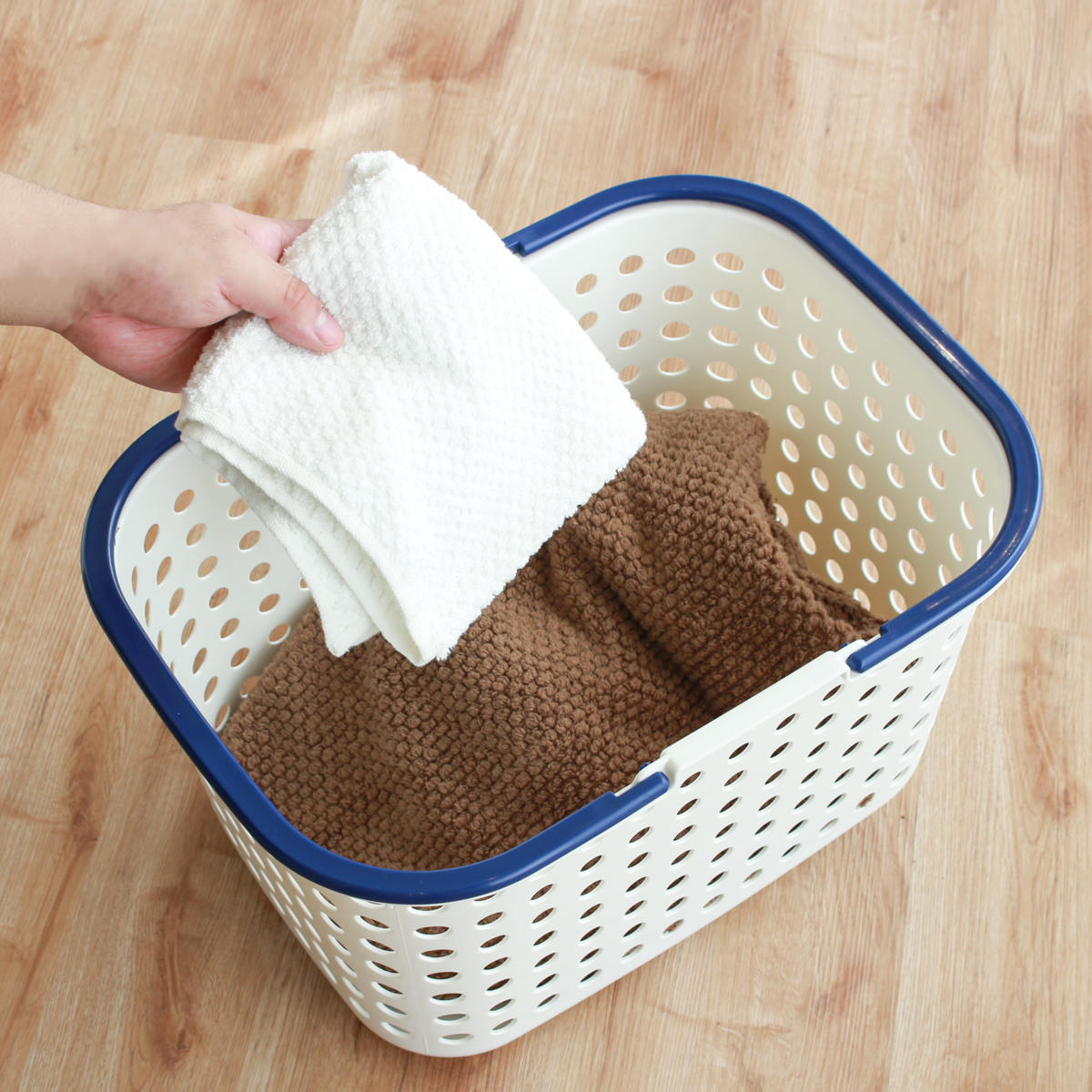 ランドリーバスケット 浅型 ドットバスケット 洗濯かご バスケット ( ランドリーボックス 脱衣かご ドット 日本製 コンパクト ハンドル付き 持ち手 取っ手 プラスチック 通気性 おもちゃ 物入れ 片付け 買い物かご ) 【レッド】 レッド