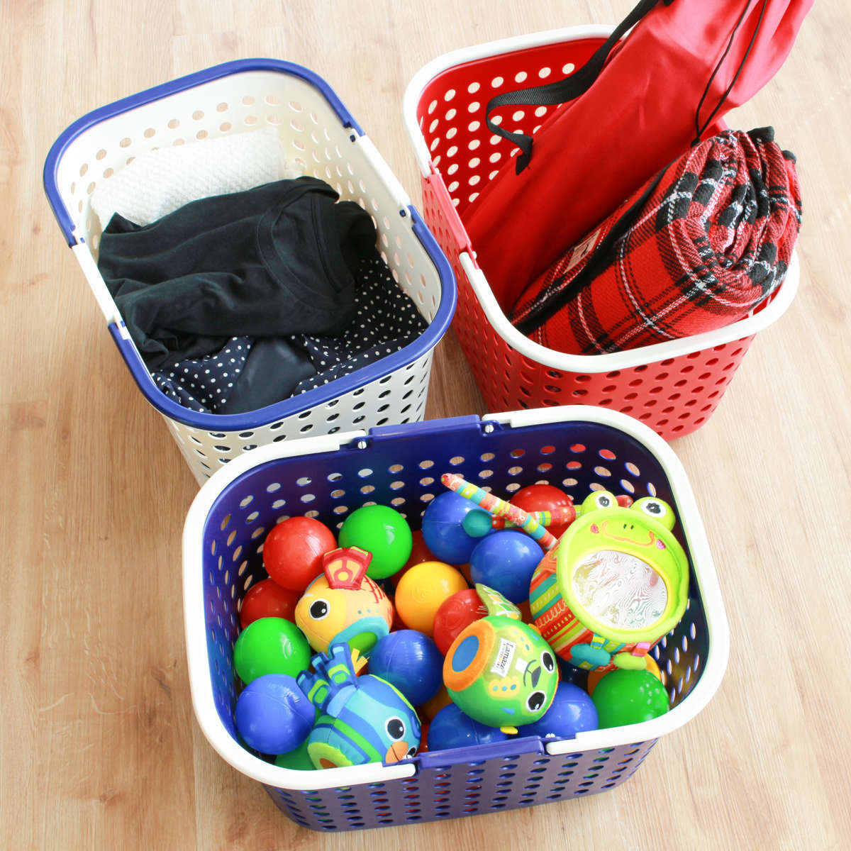 ランドリーバスケット 浅型 ドットバスケット 洗濯かご バスケット ( ランドリーボックス 脱衣かご ドット 日本製 コンパクト ハンドル付き 持ち手 取っ手 プラスチック 通気性 おもちゃ 物入れ 片付け 買い物かご ) 【レッド】 レッド