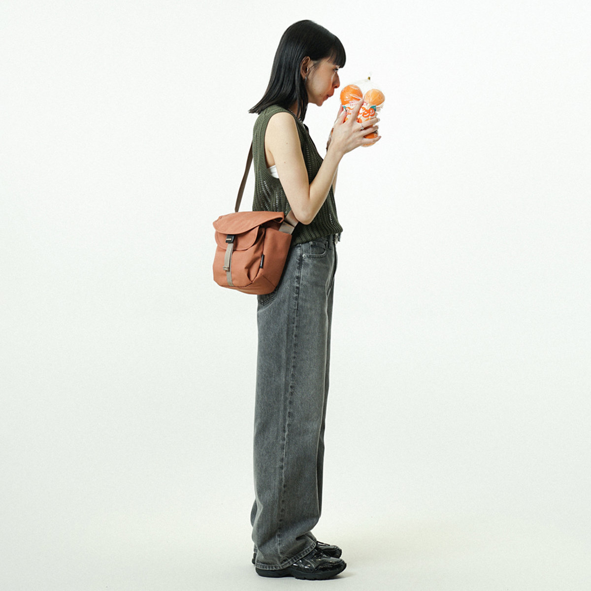 カメラバッグ hellolulu ビタ VITA 2L Russet Brown ( ハロルル ショルダー デジカメ カメラケース ショルダーバッグ 軽い 撥水加工 はっ水 バックル開閉式 カメラ レンズ 仕切り付き ポケット付き カメラ小物 アクセサリー類 )