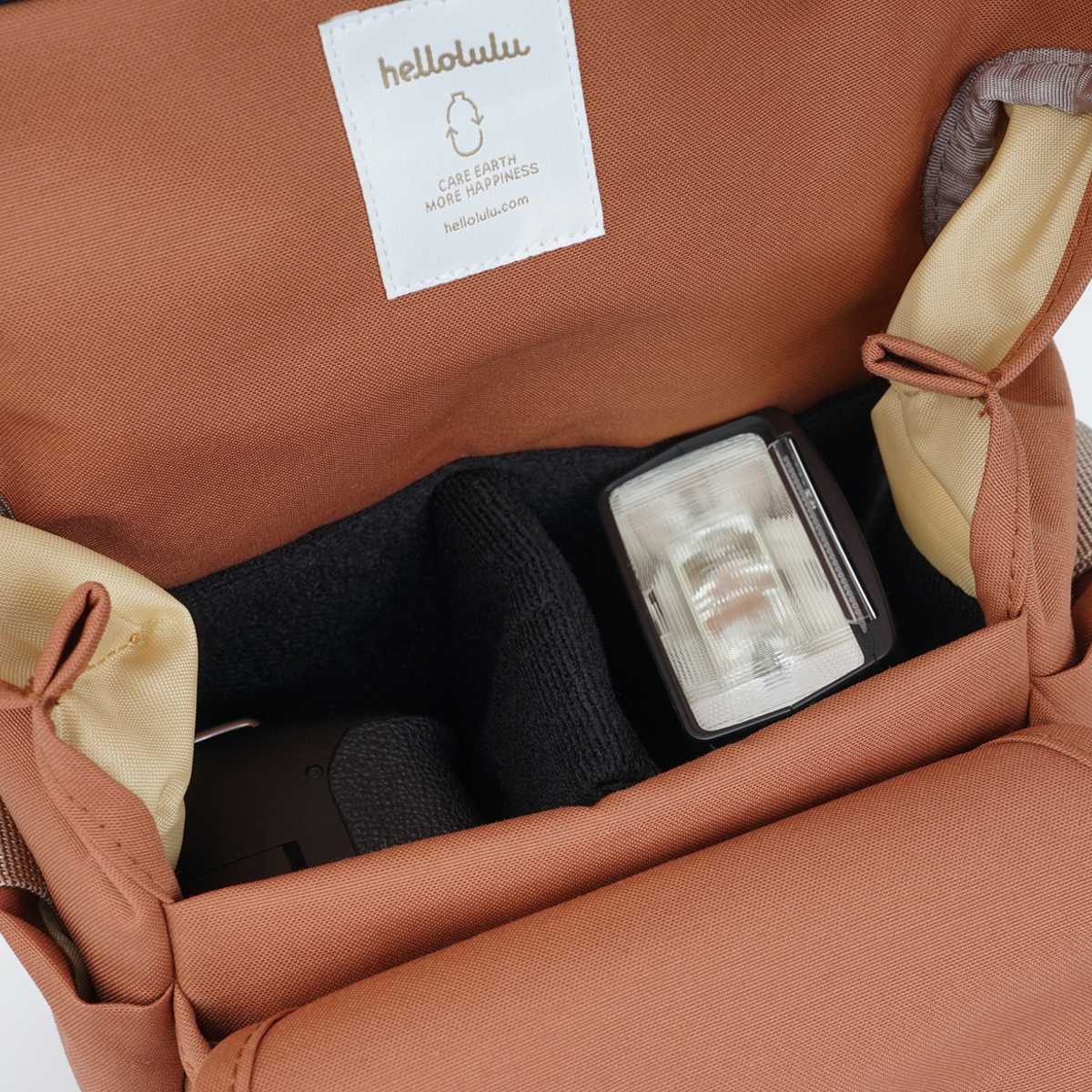 カメラバッグ hellolulu ビタ VITA 2L Russet Brown ( ハロルル ショルダー デジカメ カメラケース ショルダーバッグ 軽い 撥水加工 はっ水 バックル開閉式 カメラ レンズ 仕切り付き ポケット付き カメラ小物 アクセサリー類 )