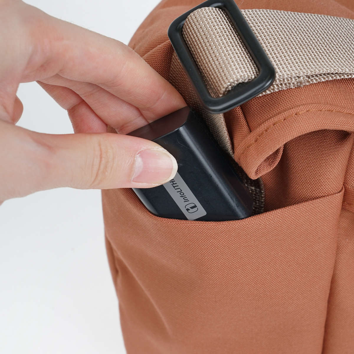 カメラバッグ hellolulu ビタ VITA 2L Russet Brown ( ハロルル ショルダー デジカメ カメラケース ショルダーバッグ 軽い 撥水加工 はっ水 バックル開閉式 カメラ レンズ 仕切り付き ポケット付き カメラ小物 アクセサリー類 )