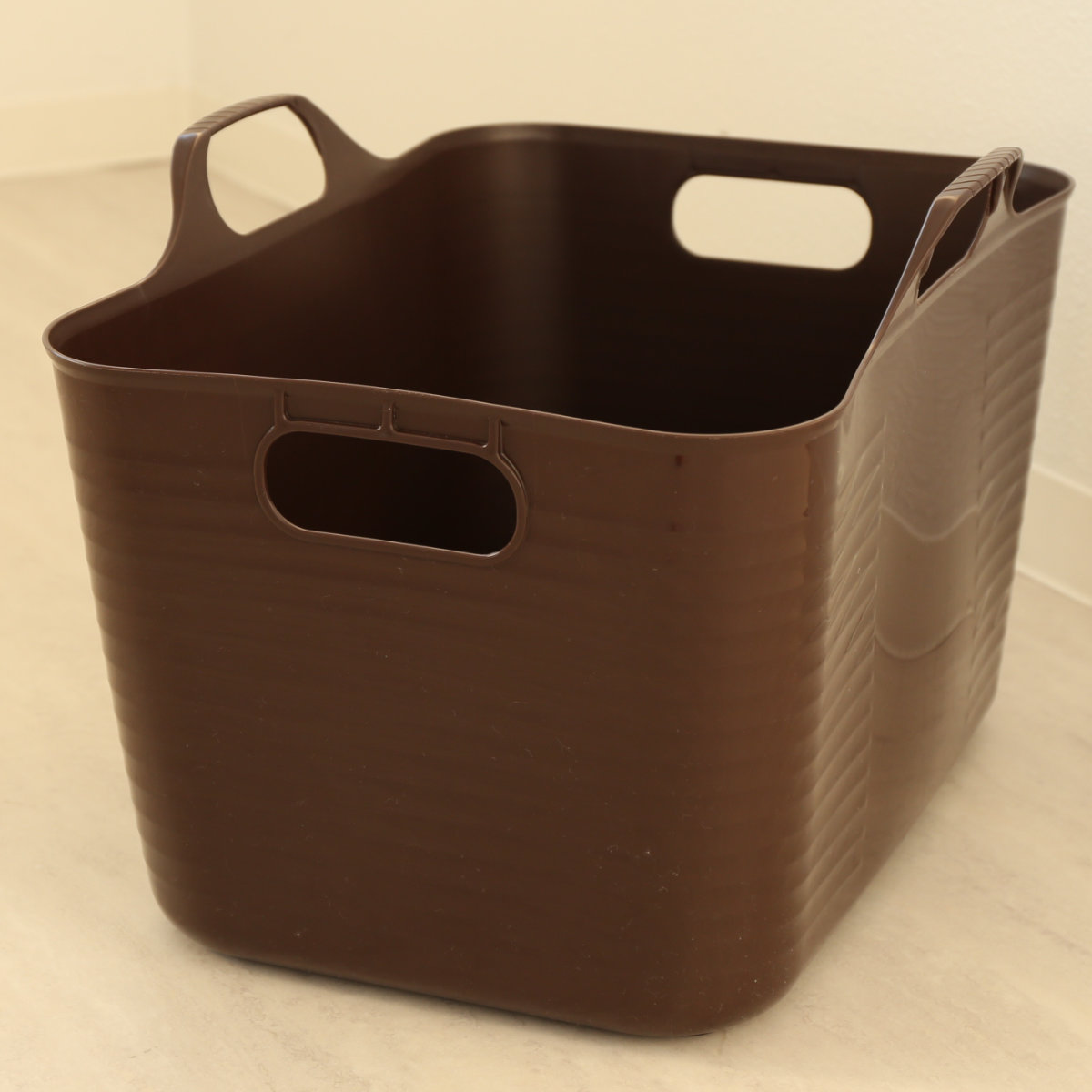 バスケット 持ち手付き 約 幅47.5×奥行32×高さ35.2cm アミーゴバケット 角型 ( 収納 ケース かご ボックス 洗える 角 ハンドル付き 持ち手 籠 おもちゃ入れ ランドリー リビング収納 幅48 48 32 36 Mサイズ 日本製 ) 【ホワイト】 ホワイト