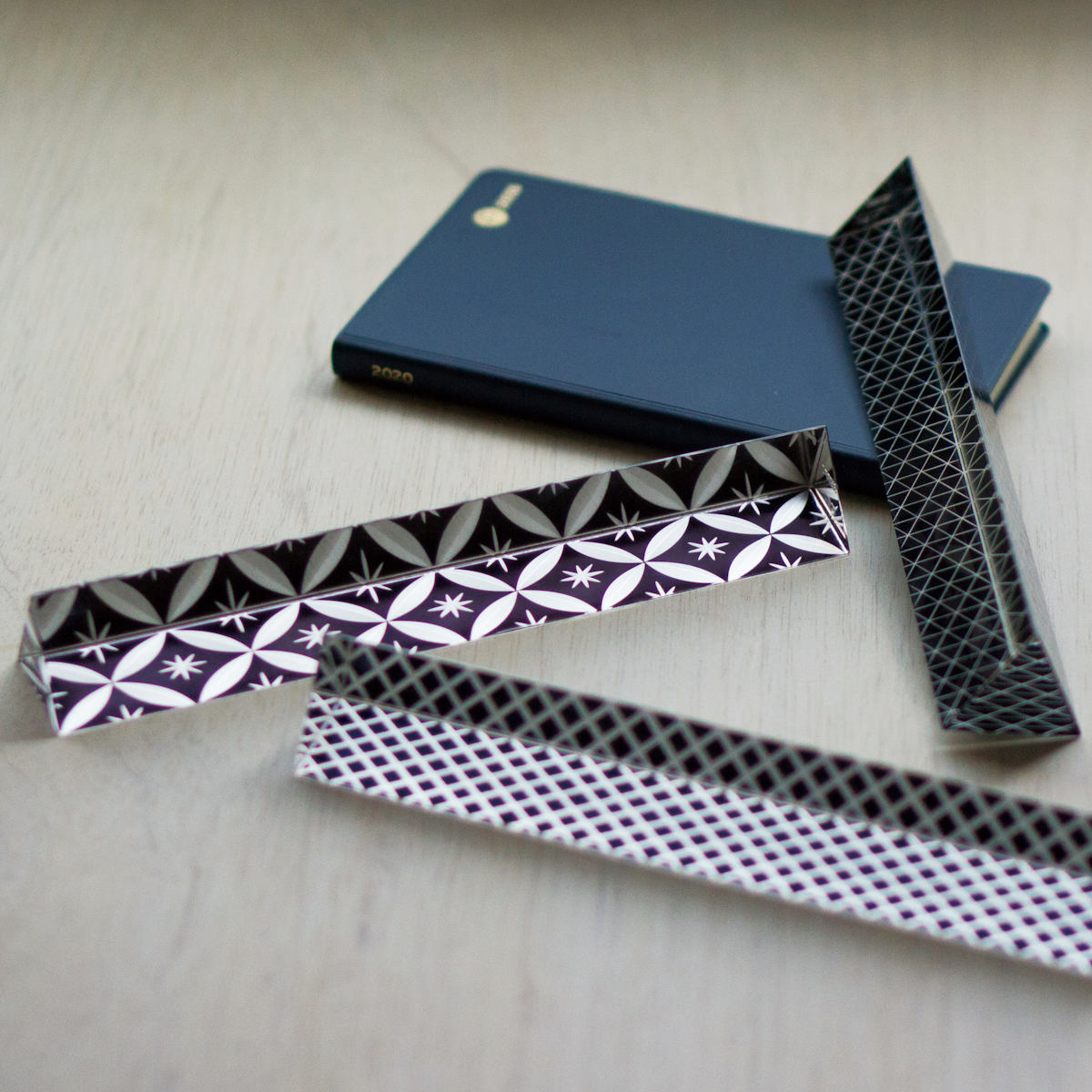 廣田硝子 文鎮 ペーパーウェイト 漆硝子文鎮 矢来柄 七宝柄 あられ ガラス ( ぶんちん 押さえ 紙 ペーパー 重し おしゃれ 文具 置き物 オブジェ 日本製 文房具 重石 卓上 デスク 机上 置物 プレゼント ギフト インテリア 雑貨 ) 【矢来柄】 矢来柄