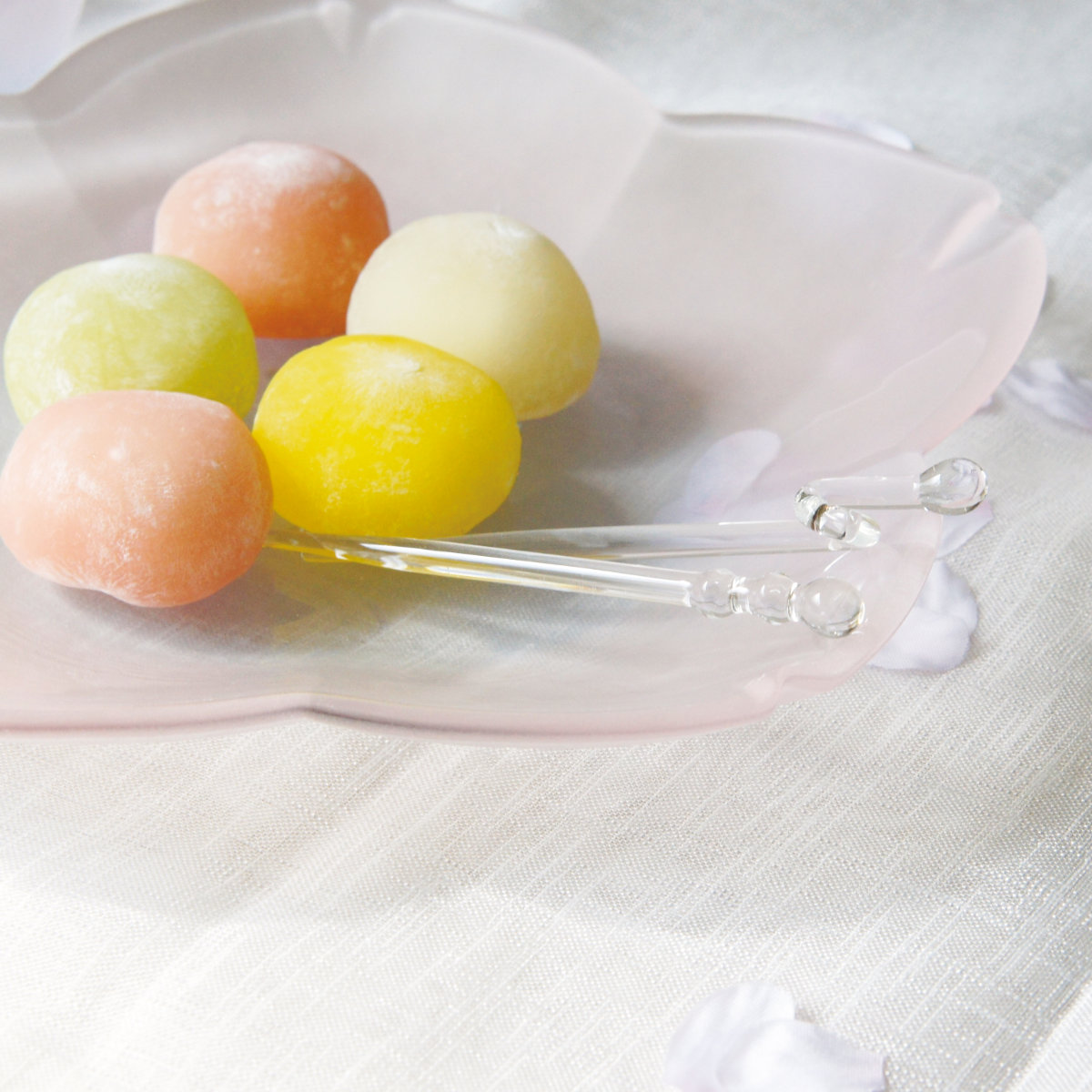 廣田硝子 はなほのか桃 酒器 三点揃 手籠付き ( ガラス 日本製 酒 お酒 食器 冷酒 徳利 盃 おちょこ 籠 かご付き おしゃれ かわいい ピンク )