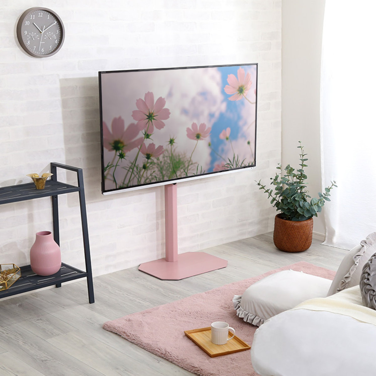 テレビスタンド Rosalie 32~65インチ対応 壁寄せ 首振り ロータイプ ( 耐震 テレビ台 スタンド コーナー型 スイング 高さ調整可能 壁面 壁掛け風 240度回転 コーナー ) 【ホワイト】 ホワイト