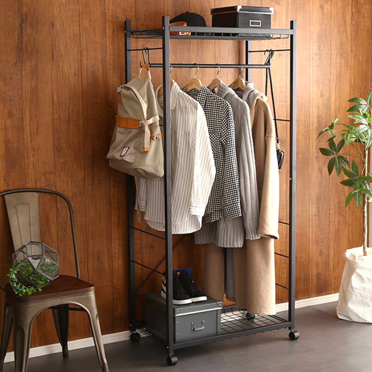 ハンガーラック Lacatas 幅75cm キャスター付き 可動棚 ( 高さ調節可能 棚付き スチールフレーム コートハンガー コート掛け 衣類収納 玄関収納 小物収納 帽子 靴 バッグ シンプル ブラック )