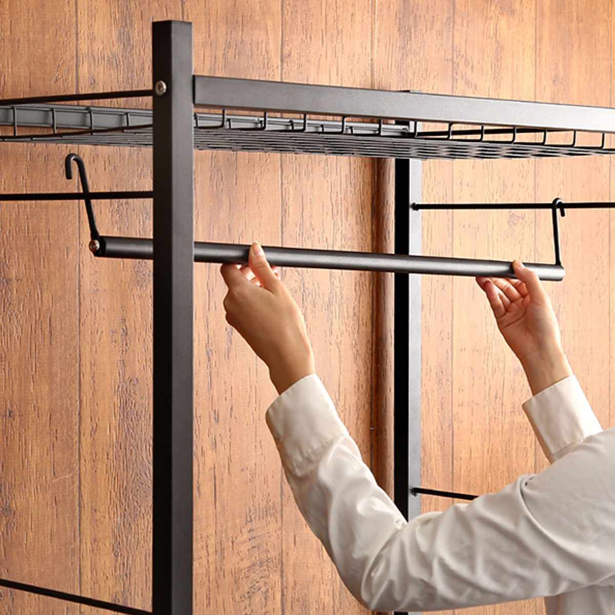 ハンガーラック Lacatas 幅75cm キャスター付き 可動棚 ( 高さ調節可能 棚付き スチールフレーム コートハンガー コート掛け 衣類収納 玄関収納 小物収納 帽子 靴 バッグ シンプル ブラック )