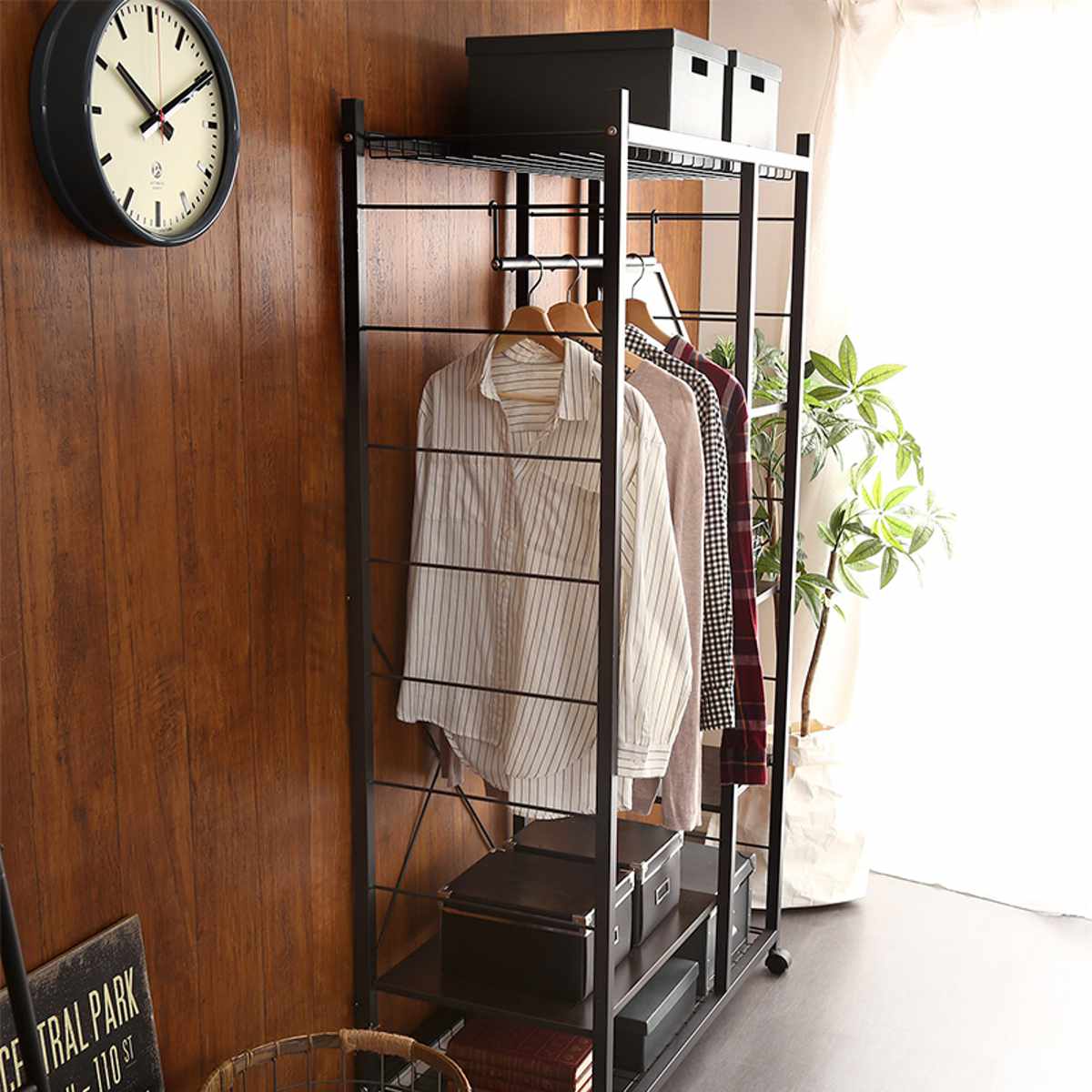 ハンガーラック Lacatas 幅88cm キャスター付き 可動棚 ( 高さ調節可能 棚付き スチールフレーム コートハンガー コート掛け 衣類収納 玄関収納 小物収納 帽子 靴 バッグ シンプル ブラック )