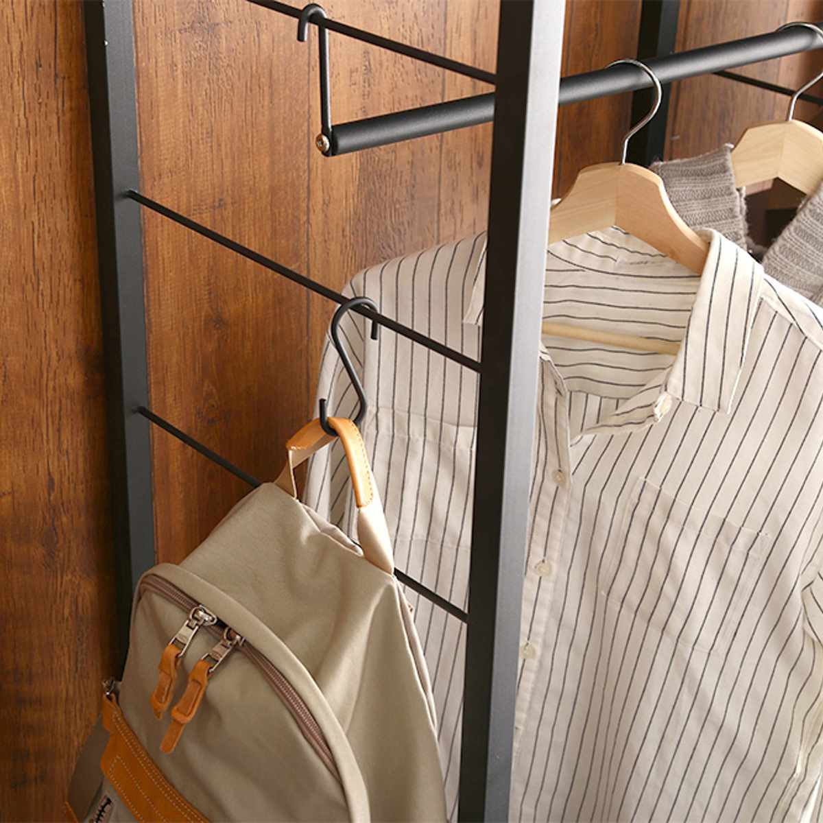 ハンガーラック Lacatas 幅88cm キャスター付き 可動棚 ( 高さ調節可能 棚付き スチールフレーム コートハンガー コート掛け 衣類収納 玄関収納 小物収納 帽子 靴 バッグ シンプル ブラック )