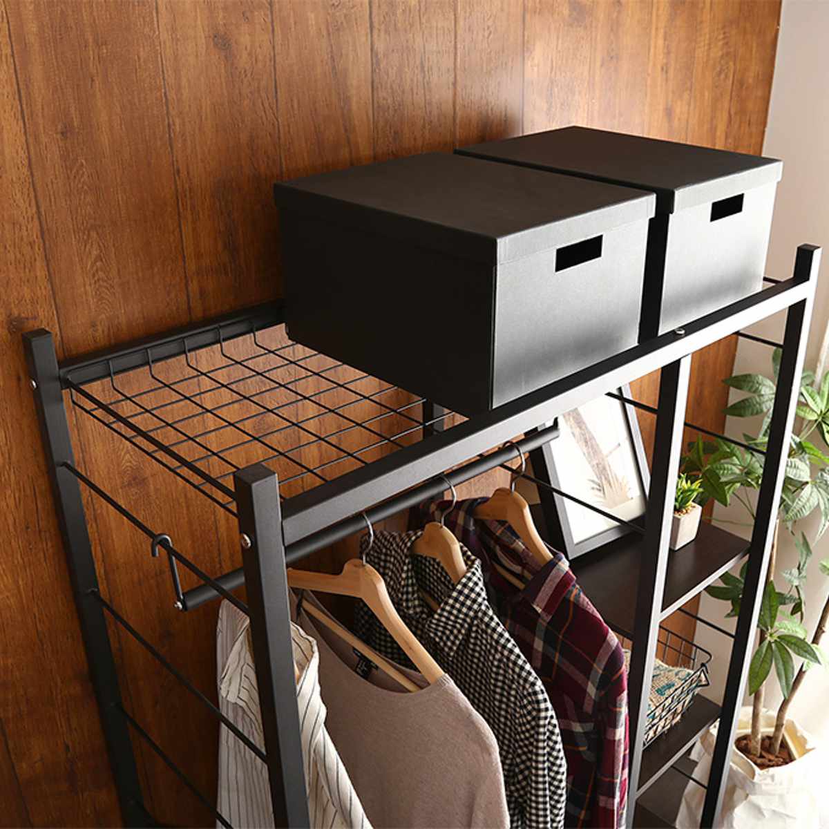 ハンガーラック Lacatas 幅88cm キャスター付き 可動棚 ( 高さ調節可能 棚付き スチールフレーム コートハンガー コート掛け 衣類収納 玄関収納 小物収納 帽子 靴 バッグ シンプル ブラック )