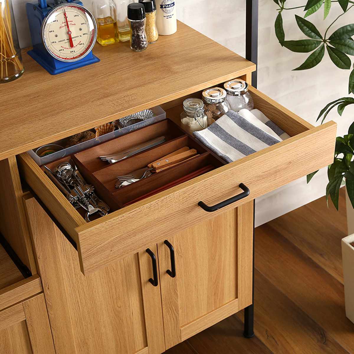 食器棚 幅122.6cm 木目調 2口コンセント付き スライド棚 引き出し 可動棚 ( レンジ台 キッチン収納 家電 キッチン 大容量 作業台 食器 カトラリー キッチン小物 スライドレール ) 【ホワイトオーク】 ホワイトオーク
