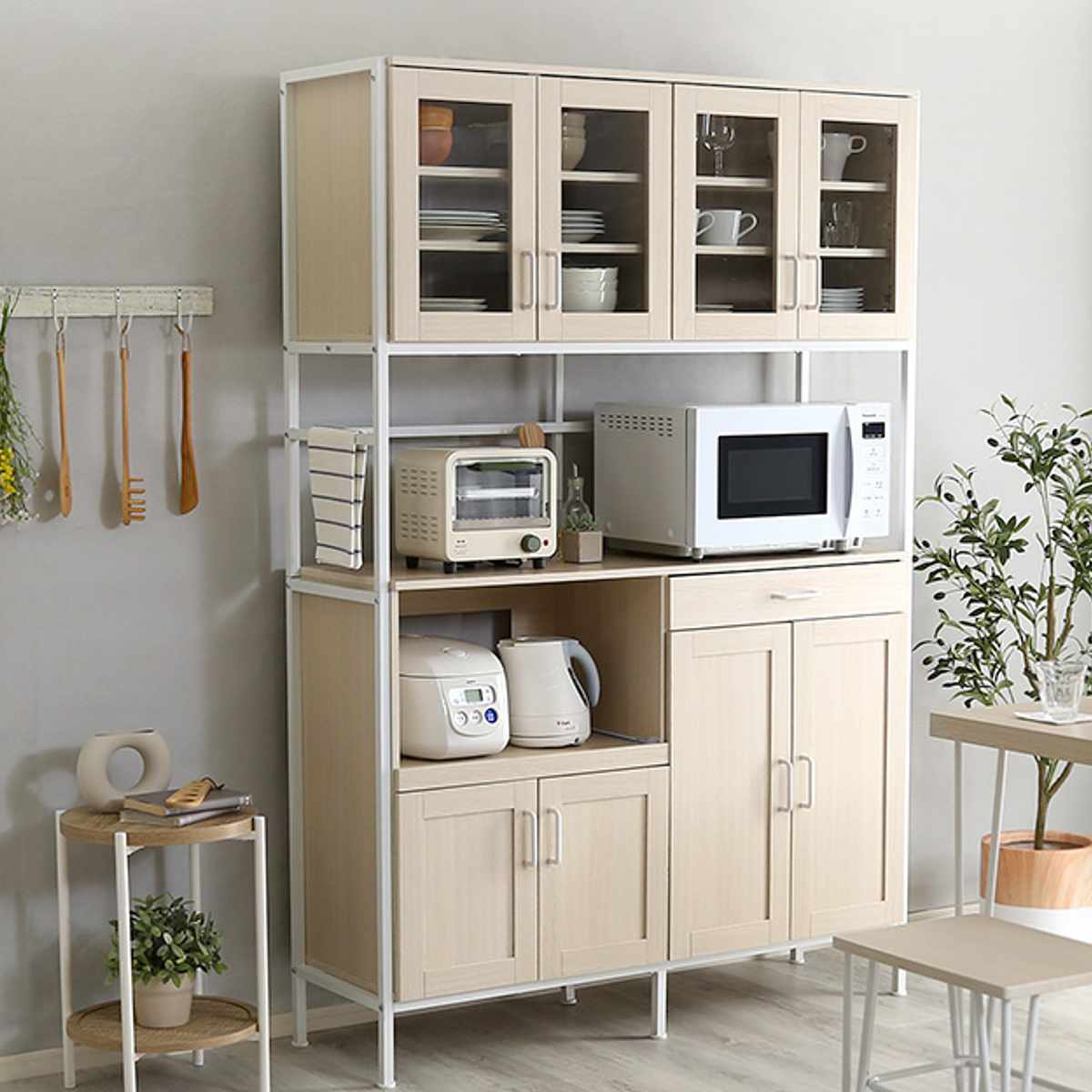 食器棚 幅122.6cm 木目調 2口コンセント付き スライド棚 引き出し 可動棚 ( レンジ台 キッチン収納 家電 キッチン 大容量 作業台 食器 カトラリー キッチン小物 スライドレール ) 【ホワイトオーク】 ホワイトオーク