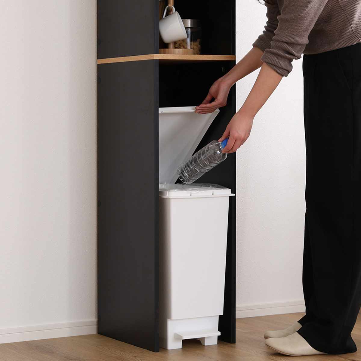 ゴミ箱上ラック 幅29.5cm 木目調 スリム 2口コンセント付き 可動棚 ( ゴミ箱 30L対応 炊飯器 電気ケトル 食器棚 コード穴付き 食器 家電 省スペース 隙間収納 ) 【ホワイトオーク】 ホワイトオーク