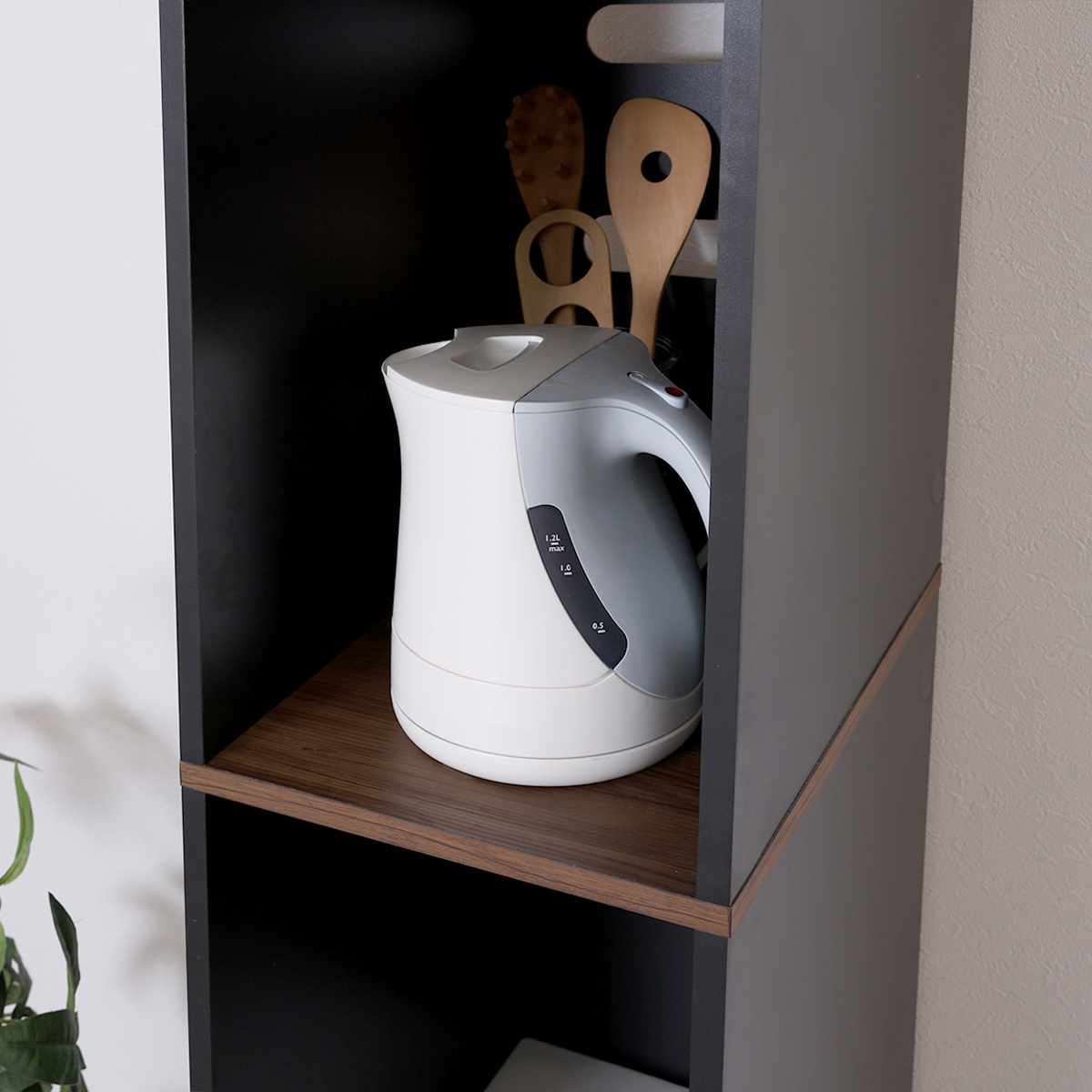 ゴミ箱上ラック 幅29.5cm 木目調 スリム 2口コンセント付き 可動棚 ( ゴミ箱 30L対応 炊飯器 電気ケトル 食器棚 コード穴付き 食器 家電 省スペース 隙間収納 ) 【ホワイトオーク】 ホワイトオーク