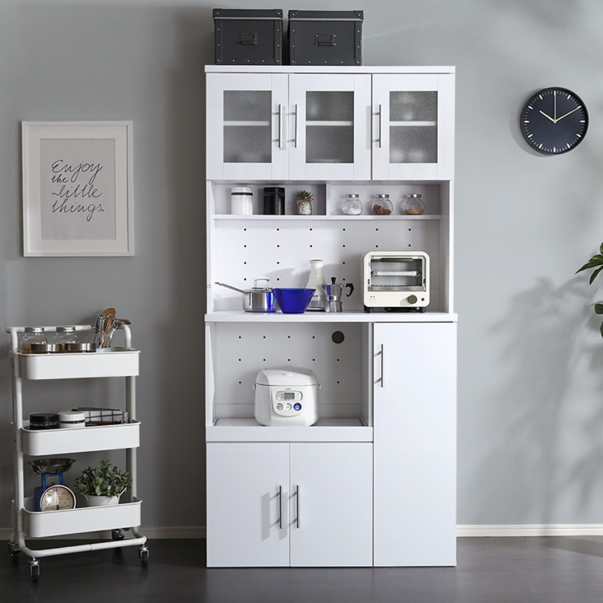 食器棚 幅90cm 2口コンセント付き スライド棚 可動棚 調味料収納 ( カップボード キッチンラック コンセント付 食器収納 レンジボード レンジ台 ガラス扉 鏡面仕上げ 家電収納 ホワイト )