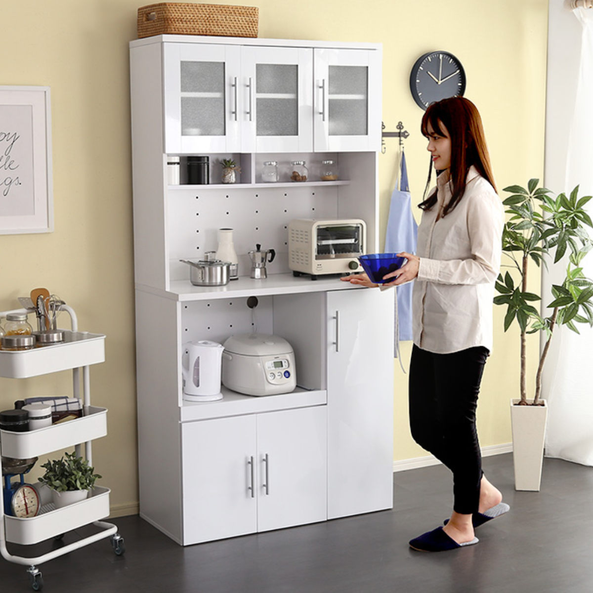 食器棚 幅90cm 2口コンセント付き スライド棚 可動棚 調味料収納 ( カップボード キッチンラック コンセント付 食器収納 レンジボード レンジ台 ガラス扉 鏡面仕上げ 家電収納 ホワイト )