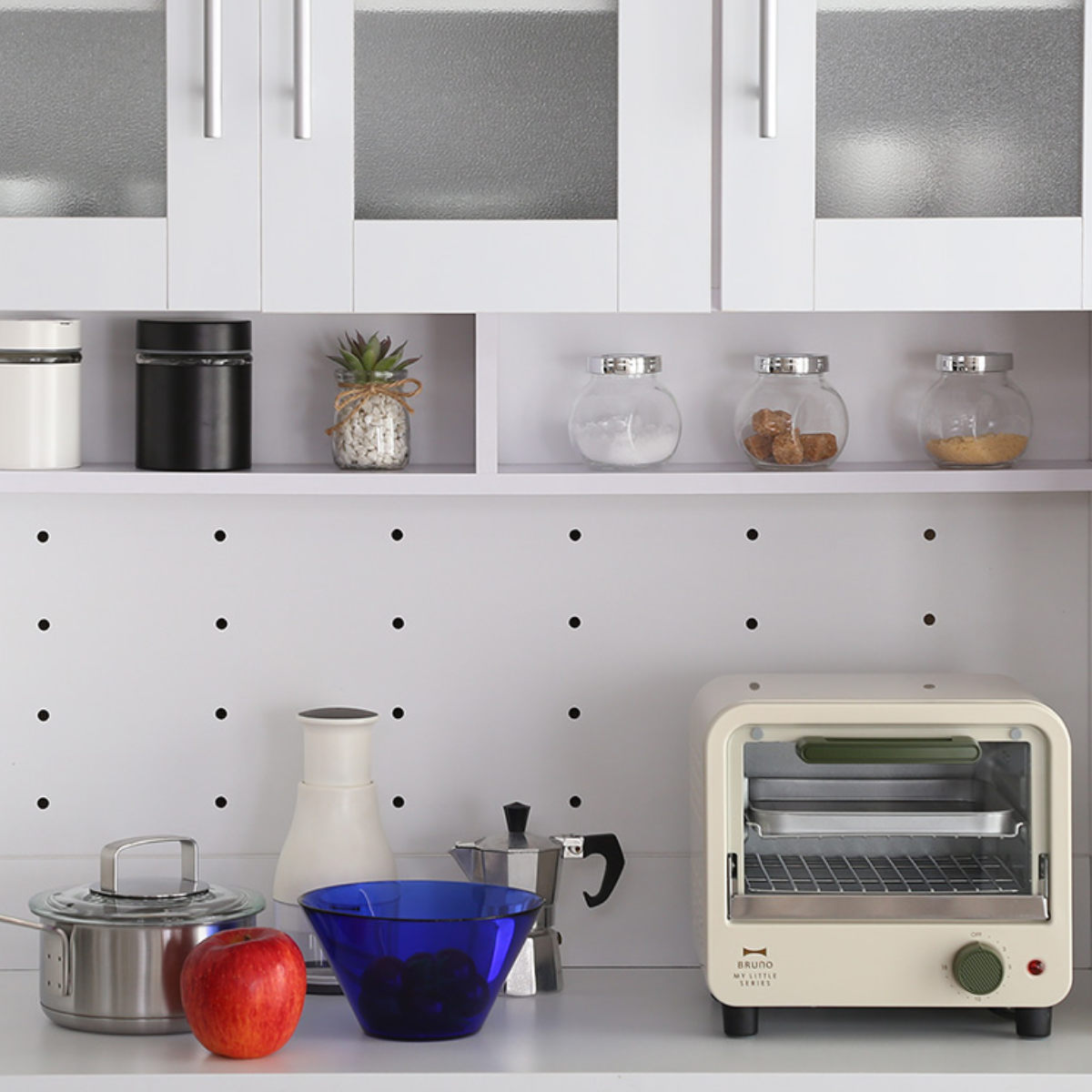 食器棚 幅90cm 2口コンセント付き スライド棚 可動棚 調味料収納 ( カップボード キッチンラック コンセント付 食器収納 レンジボード レンジ台 ガラス扉 鏡面仕上げ 家電収納 ホワイト )