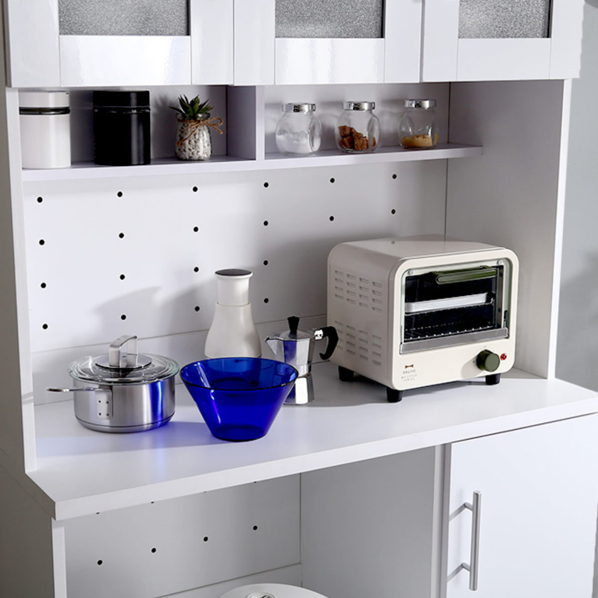 食器棚 幅90cm 2口コンセント付き スライド棚 可動棚 調味料収納 ( カップボード キッチンラック コンセント付 食器収納 レンジボード レンジ台 ガラス扉 鏡面仕上げ 家電収納 ホワイト )